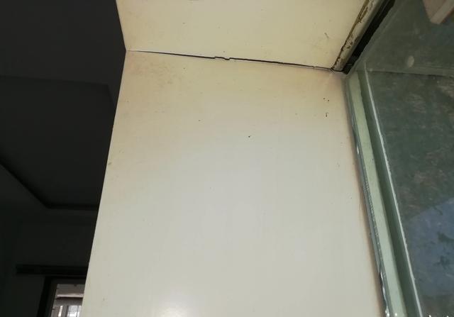 有朋友知道白色的造型木門為什么更容易開裂嗎？